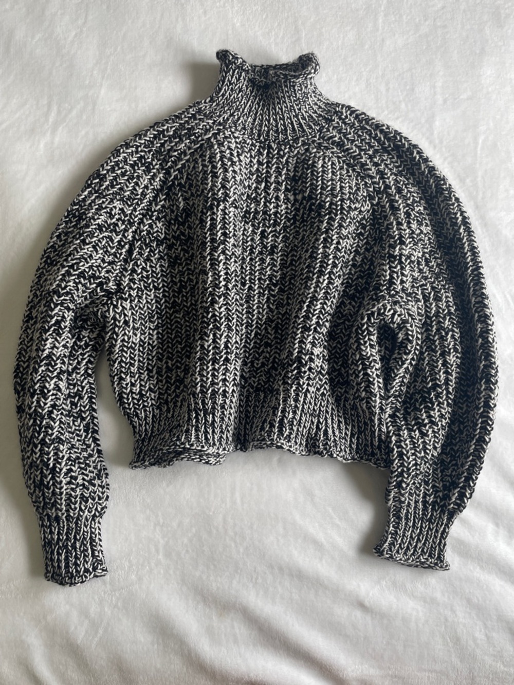 NWOT H&M Black & White Loose Knit Marled Turtleneck Sweater Crop Top Warm Cozy